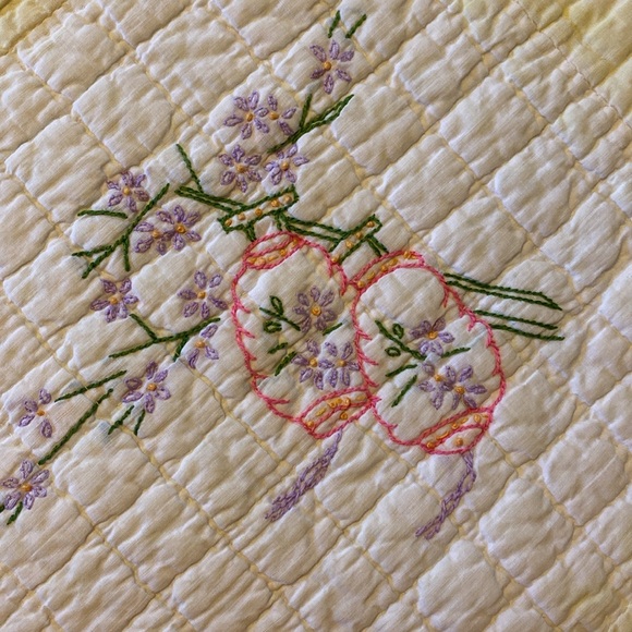 Vintage Embroidered Lightweight Quilt 84”X64” - Picture 4 of 8